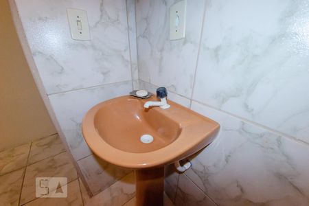 Banheiro de kitnet/studio para alugar com 1 quarto, 40m² em Saco dos Limões, Florianópolis