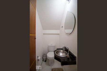 Casa de condomínio à venda com 118m², 4 quartos e 2 vagasLavabo