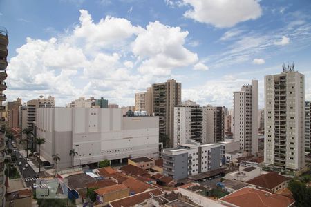 Vista da varanda (lado direito) de apartamento para alugar com 1 quarto, 55m² em Centro, Ribeirão Preto