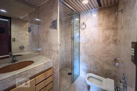 Casa à venda com 300m², 5 quartos e 5 vagasBanheiro da Suíte 1