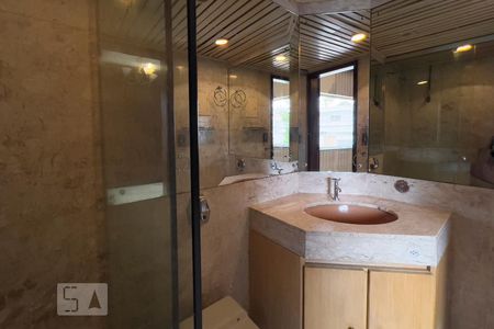 Casa à venda com 300m², 5 quartos e 5 vagasBanheiro da Suíte 3