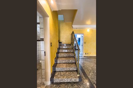 Escada de casa para alugar com 5 quartos, 300m² em Planalto Paulista, São Paulo