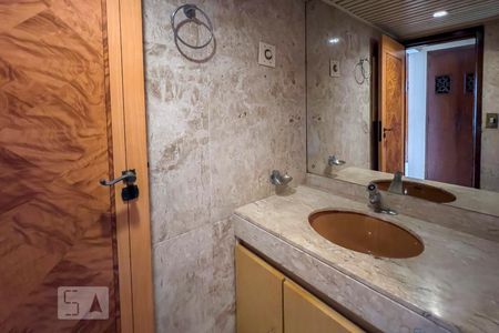 Casa à venda com 300m², 5 quartos e 5 vagasBanheiro da Suíte 1