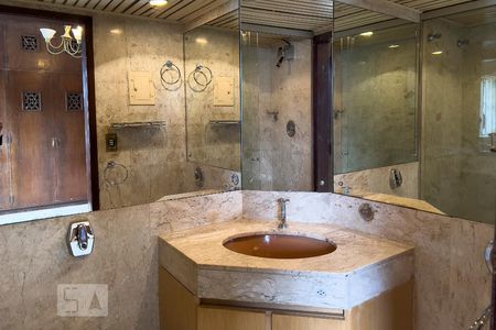 Casa à venda com 300m², 5 quartos e 5 vagasBanheiro da Suíte 3