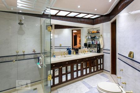 Casa de condomínio à venda com 450m², 2 quartos e 9 vagas Casa de condomínio à venda com 450m², 2 quartos e 9 vagasBanheiro da Suíte 1