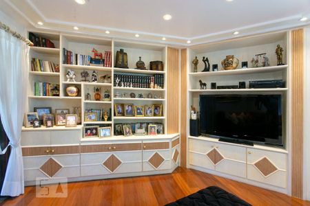 Casa de condomínio à venda com 450m², 2 quartos e 9 vagas Casa de condomínio à venda com 450m², 2 quartos e 9 vagasSala Íntima - Piso superior