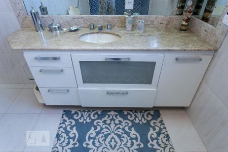 Casa de condomínio à venda com 450m², 2 quartos e 9 vagas Casa de condomínio à venda com 450m², 2 quartos e 9 vagasBanheiro do corredor