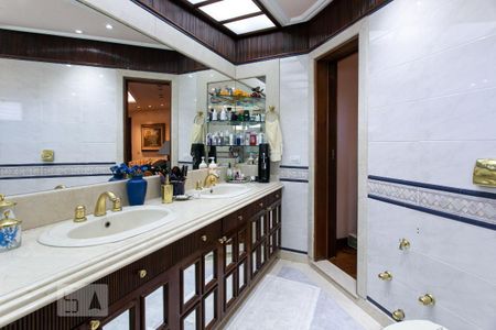 Casa de condomínio à venda com 450m², 2 quartos e 9 vagas Casa de condomínio à venda com 450m², 2 quartos e 9 vagasBanheiro da Suíte 1