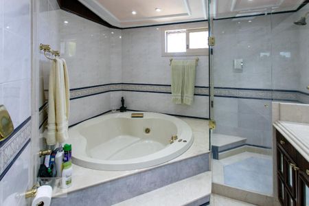 Casa de condomínio à venda com 450m², 2 quartos e 9 vagas Casa de condomínio à venda com 450m², 2 quartos e 9 vagasBanheiro da Suíte 1