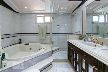 Casa de condomínio à venda com 450m², 2 quartos e 9 vagas Casa de condomínio à venda com 450m², 2 quartos e 9 vagasBanheiro da Suíte 1