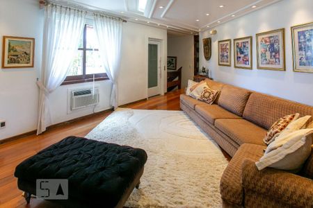 Casa de condomínio à venda com 450m², 2 quartos e 9 vagas Casa de condomínio à venda com 450m², 2 quartos e 9 vagasSala Íntima - Piso superior