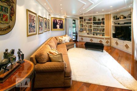 Casa de condomínio à venda com 450m², 2 quartos e 9 vagas Casa de condomínio à venda com 450m², 2 quartos e 9 vagasSala Íntima - Piso superior