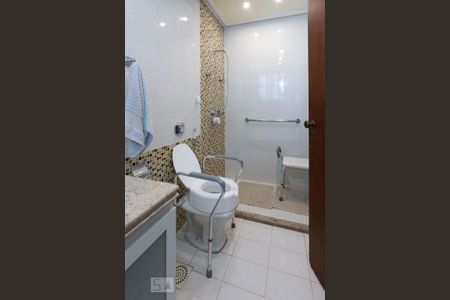 Casa de condomínio à venda com 450m², 2 quartos e 9 vagas Casa de condomínio à venda com 450m², 2 quartos e 9 vagasBanheiro da suite 2