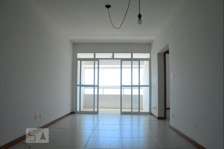 Sala com varanda de apartamento para alugar com 2 quartos, 72m² em Jaguaribe, Salvador