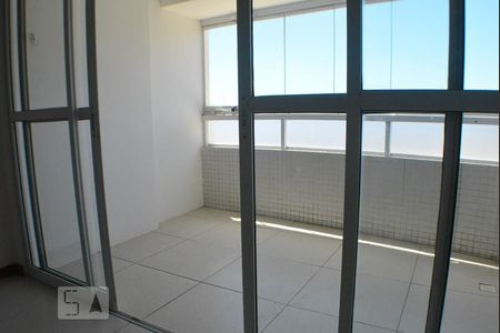 Sala com varanda de apartamento para alugar com 2 quartos, 72m² em Jaguaribe, Salvador