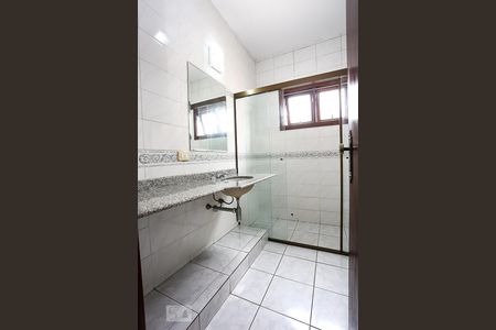 Casa de condomínio à venda com 300m², 4 quartos e 5 vagas Casa de condomínio à venda com 300m², 4 quartos e 5 vagasBanheiro