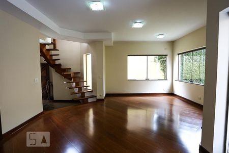 Sala de casa de condomínio para alugar com 4 quartos, 250m² em Morumbi, São Paulo