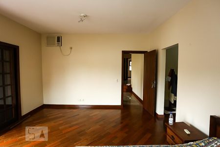 Casa de condomínio à venda com 300m², 4 quartos e 5 vagas Casa de condomínio à venda com 300m², 4 quartos e 5 vagasQuarto