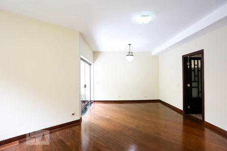 Casa de condomínio para alugar com 250m², 4 quartos e 5 vagasSala