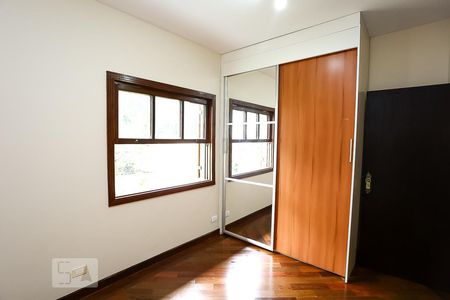 Casa de condomínio à venda com 300m², 4 quartos e 5 vagas Casa de condomínio à venda com 300m², 4 quartos e 5 vagasQuarto