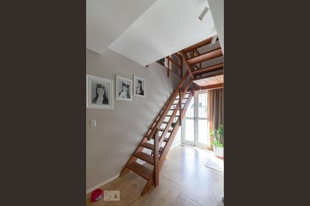 Casa à venda com 300m², 4 quartos e 5 vagasEscada