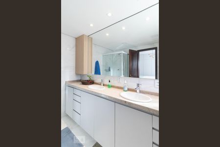 Casa à venda com 300m², 4 quartos e 5 vagasBanheiro da Suíte