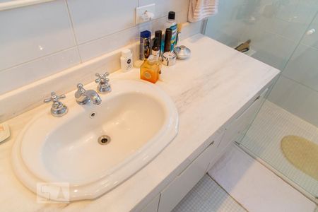 Apartamento à venda com 220m², 4 quartos e 3 vagasBanheiro da suíte - Detalhe