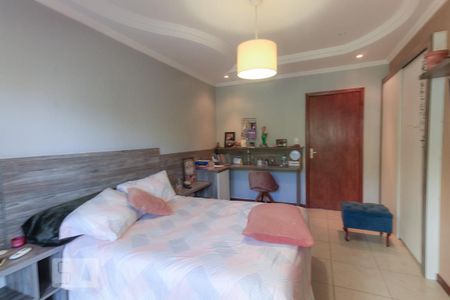 Casa à venda com 200m², 4 quartos e 2 vagasSuíte