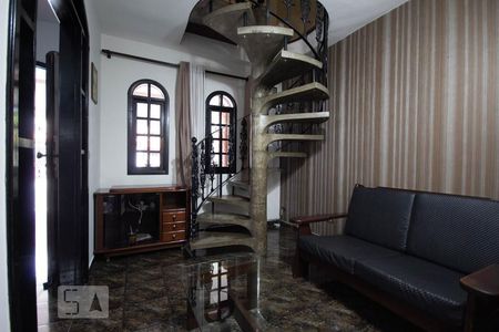 Sala de TV de casa para alugar com 3 quartos, 190m² em Quitaúna, Osasco