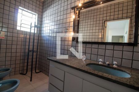 Casa à venda com 380m², 4 quartos e 6 vagasBanheiro da Suíte 3