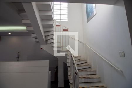 Escada de casa para alugar com 4 quartos, 380m² em Vila Congonhas, São Paulo