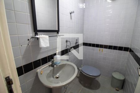 Casa à venda com 380m², 4 quartos e 6 vagasBanheiro de serviço