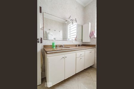 Casa à venda com 198m², 3 quartos e 2 vagasBanheiro