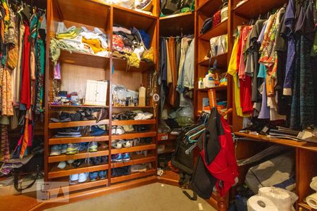 Casa à venda com 292m², 3 quartos e 5 vagasDetalhe do Quarto 2 - Closet