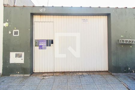 Casa à venda com 240m², 4 quartos e 3 vagasFachada e Plaquinha