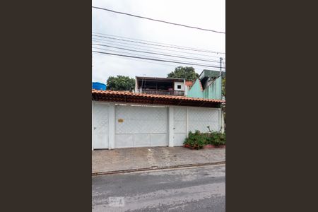 Casa à venda com 180m², 3 quartos e 4 vagas Casa à venda com 180m², 3 quartos e 4 vagasFachada