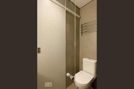Banheiro suíte de apartamento para alugar com 1 quarto, 30m² em Alphaville Industrial, Barueri