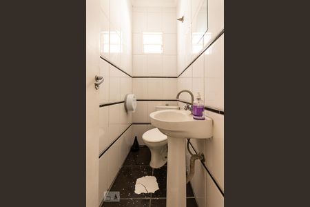 Casa para alugar com 130m², 3 quartos e 2 vagasBanheiro 