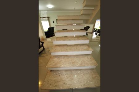 Casa para alugar com 800m², 4 quartos e 6 vagasEscada