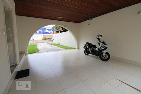 Casa para alugar com 800m², 4 quartos e 6 vagasGaragem (frente)