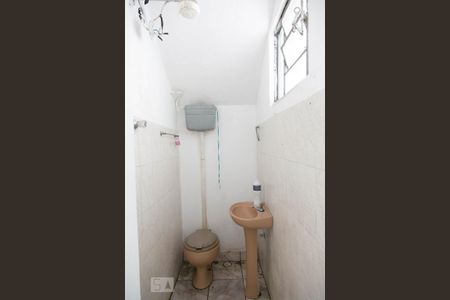 Casa à venda com 250m², 2 quartos e 4 vagasBanheiro da edicula