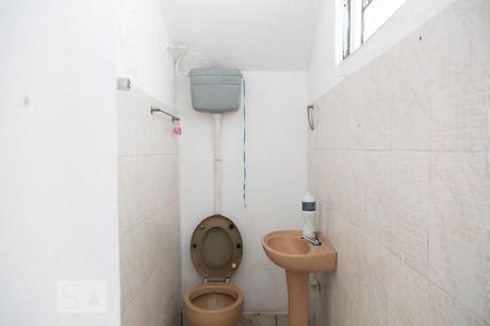 Casa à venda com 250m², 2 quartos e 4 vagasBanheiro da edicula