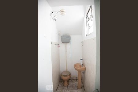 Casa à venda com 250m², 2 quartos e 4 vagasBanheiro da edicula