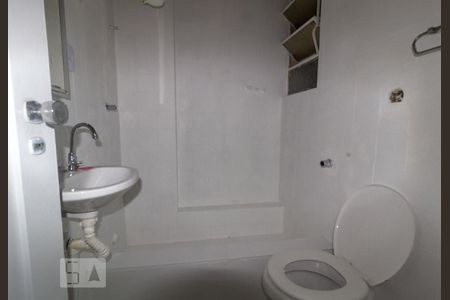 Banheiro de kitnet/studio para alugar com 1 quarto, 30m² em Flamengo, Rio de Janeiro