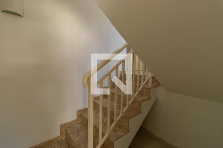 Casa de condomínio para alugar com 214m², 3 quartos e 5 vagas Casa de condomínio para alugar com 214m², 3 quartos e 5 vagasEscadas área da garagem