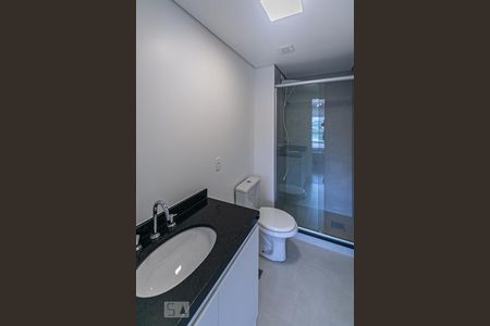 Banheiro de apartamento à venda com 1 quarto, 50m² em Jardim do Salso, Porto Alegre