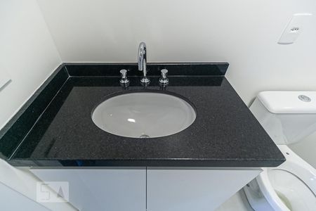 Banheiro de apartamento à venda com 1 quarto, 50m² em Jardim do Salso, Porto Alegre