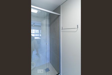 Banheiro de apartamento à venda com 1 quarto, 50m² em Jardim do Salso, Porto Alegre