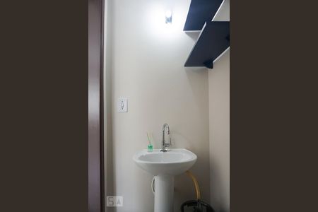 Lavabo de casa para alugar com 2 quartos, 70m² em Vila Paranagua, São Paulo