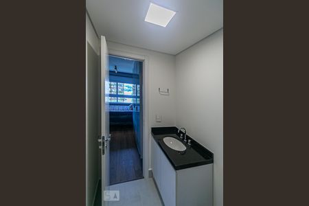 Banheiro de apartamento à venda com 1 quarto, 50m² em Jardim do Salso, Porto Alegre